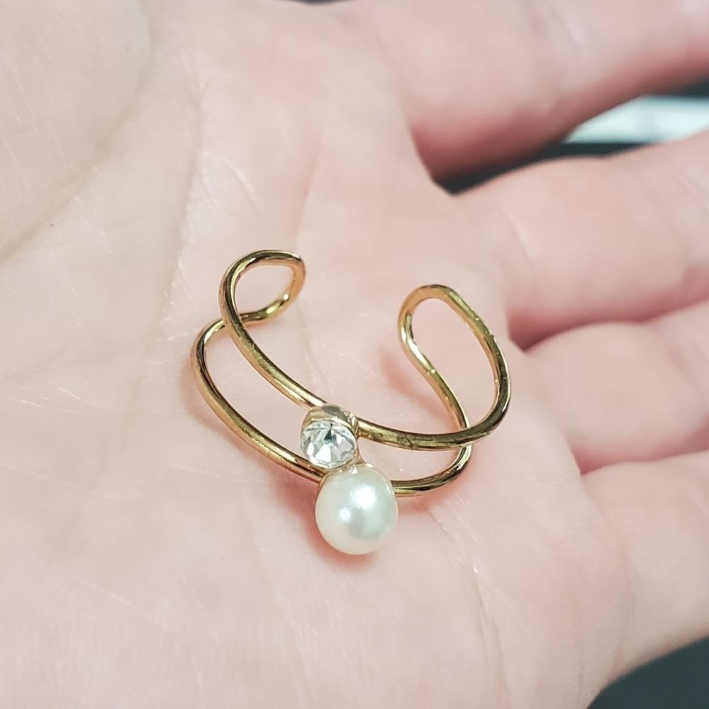 Gold tone rhinestone and faux pearl ring - Adjustable